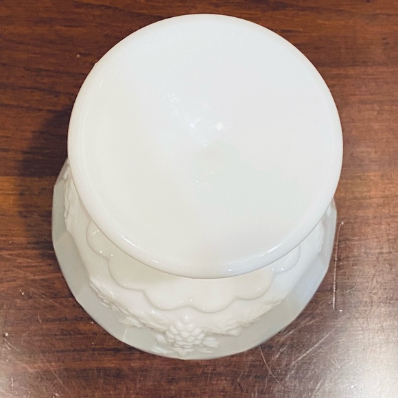 🌟HP🌟VTG 1950s Westmoreland Milk Glass Grape Pattern Compote - Picture 5 of 6